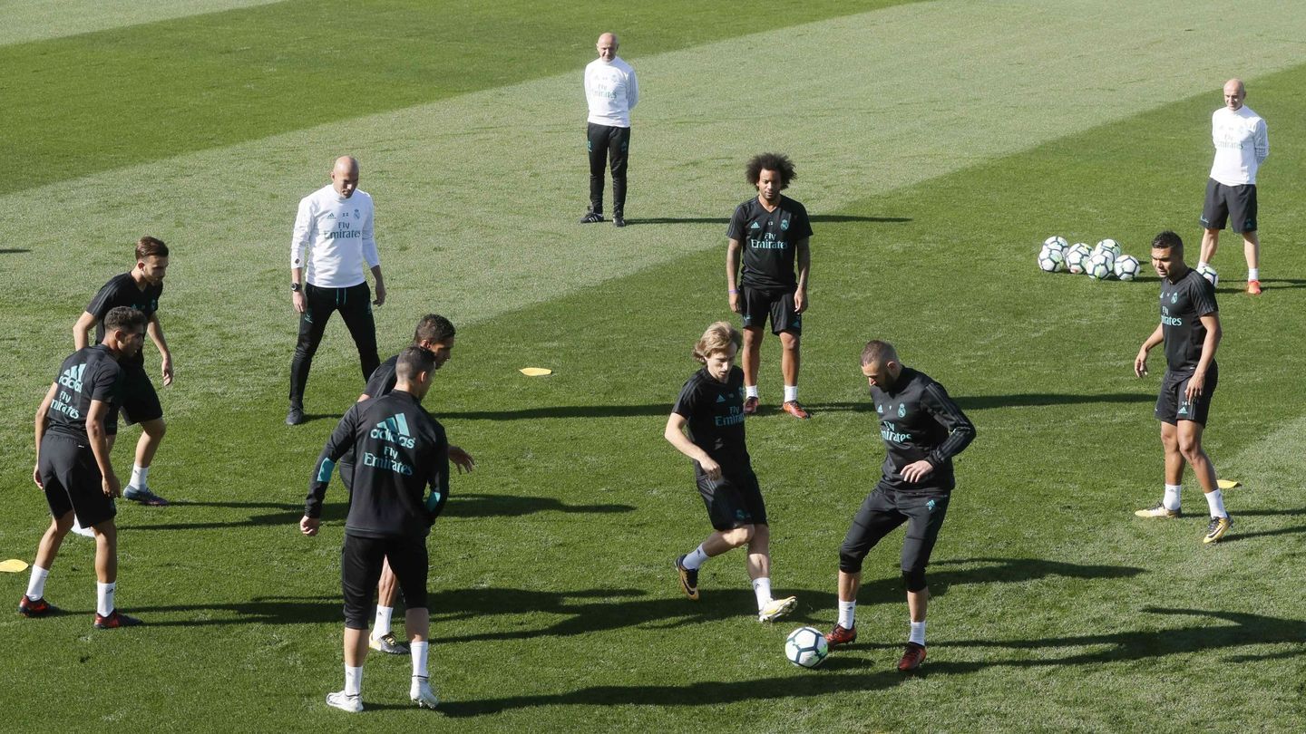 2017. Pintus observa a los jugadores del Real Madrid hacer un rondo. (EFE)