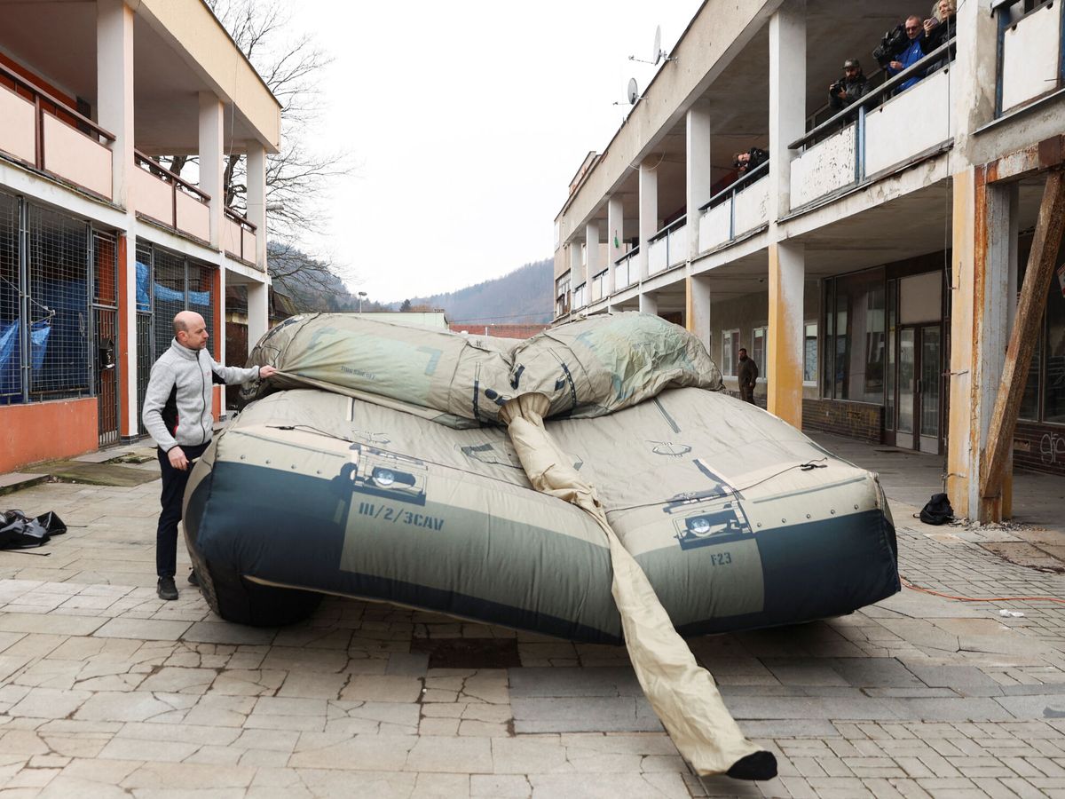Foto: Señuelo inflable de un blindado. (Reuters/Eva Korinkova)
