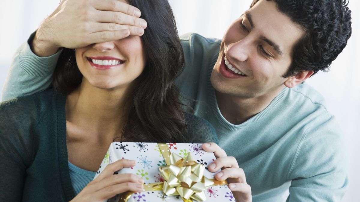 No seas cutre: cuánto debes gastarte como mínimo en el regalo de tu pareja