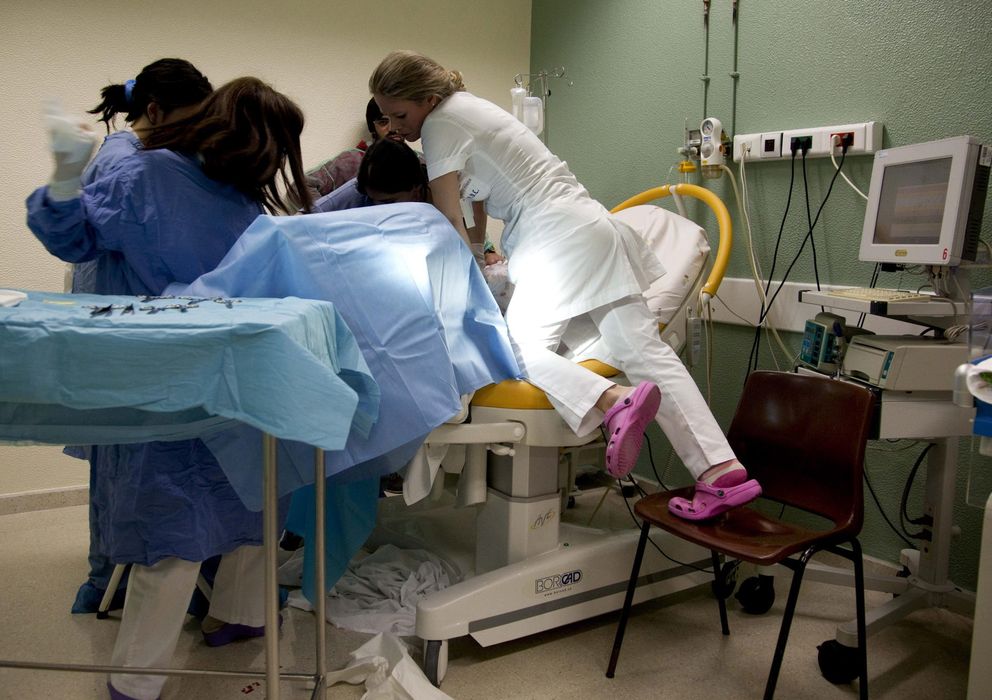 Foto: Doctores y enfermeras durante un parto (EFE)