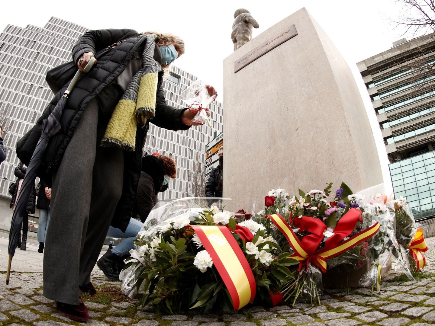 Una ofrenda floral recuerda en Pamplona a las víctimas del terrorismo. (EFE)