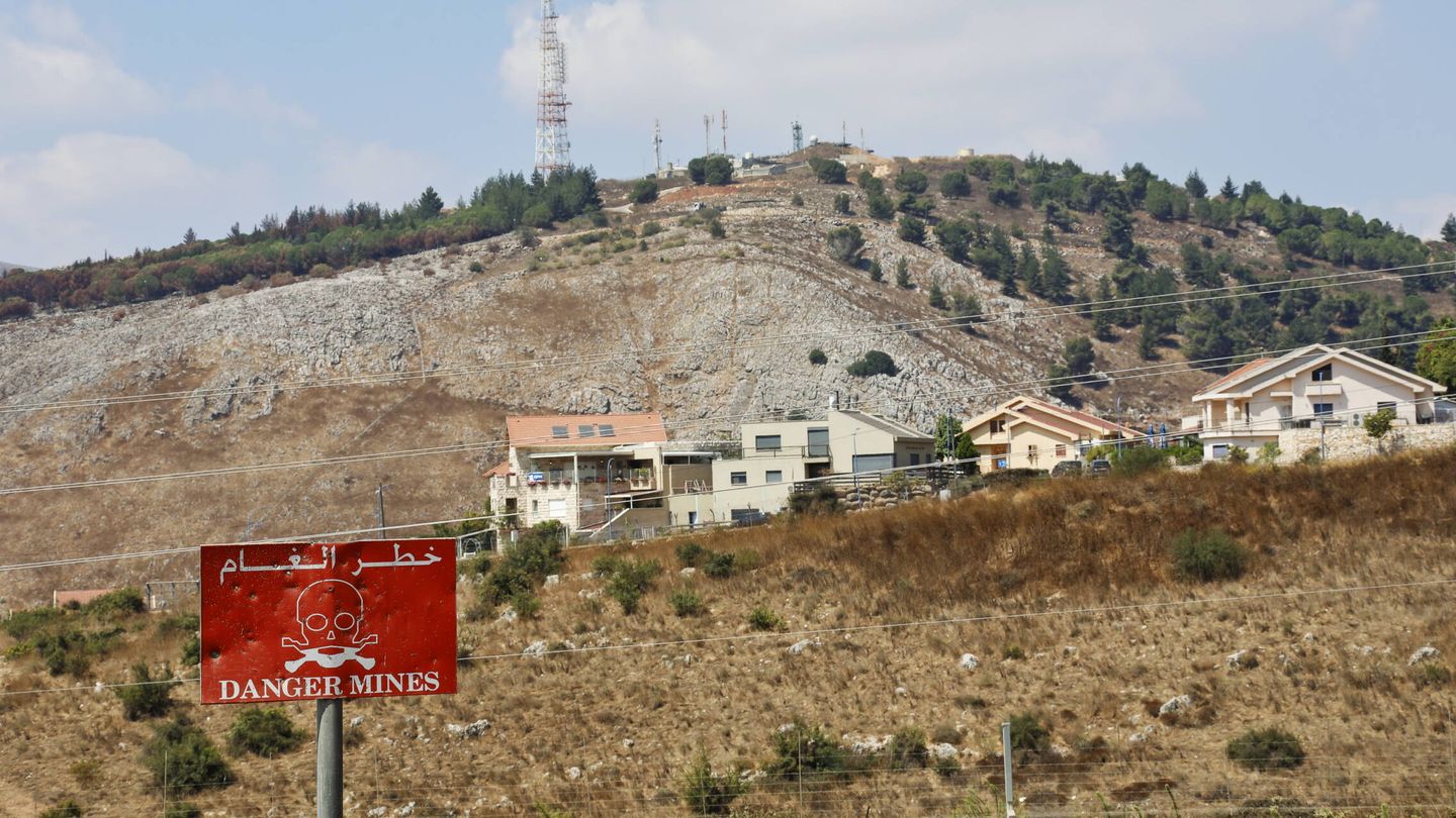 El terreno minado y, al fondo, casas de colonos judíos donde se ve una posición defensiva. (Juanjo Fernández)