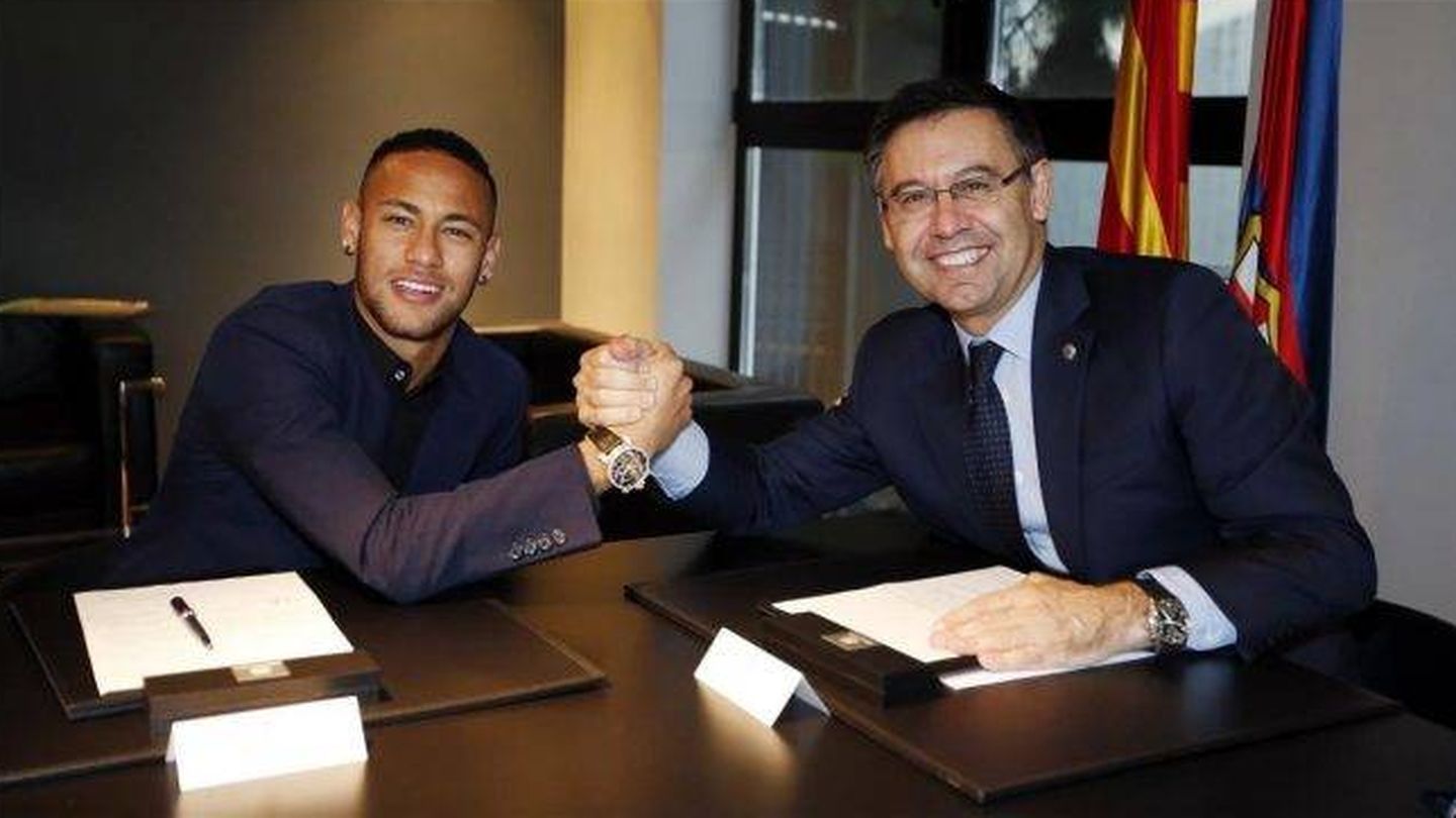 Neymar y Bartomeu, tras la última renovación del brasileño con el Barça. (EFE)