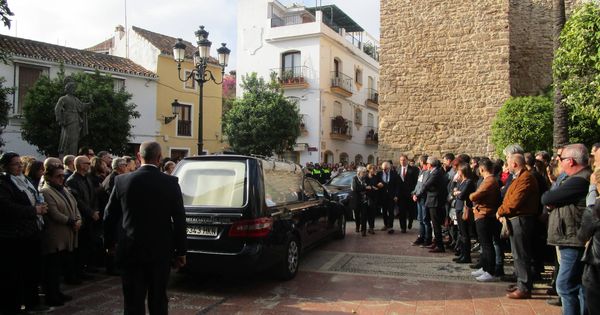 Foto: Cientos de vecinos acompañaron a la familia y amigos de Pablo Ráez para decirle el último adiós. (Amparo de la Gama)