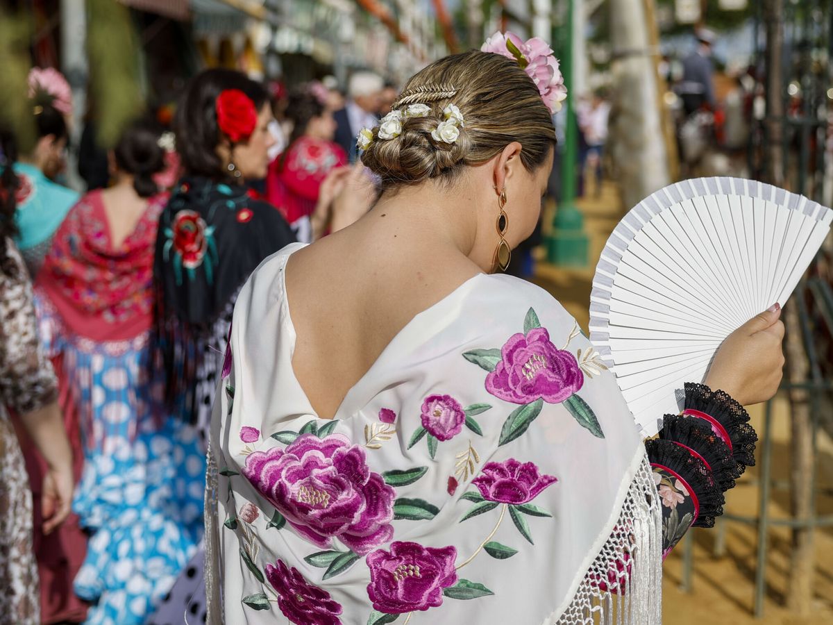 Foto: Mujer vestida de flamenca en la Feria de Abril de Sevilla. EFE Julio Muñoz