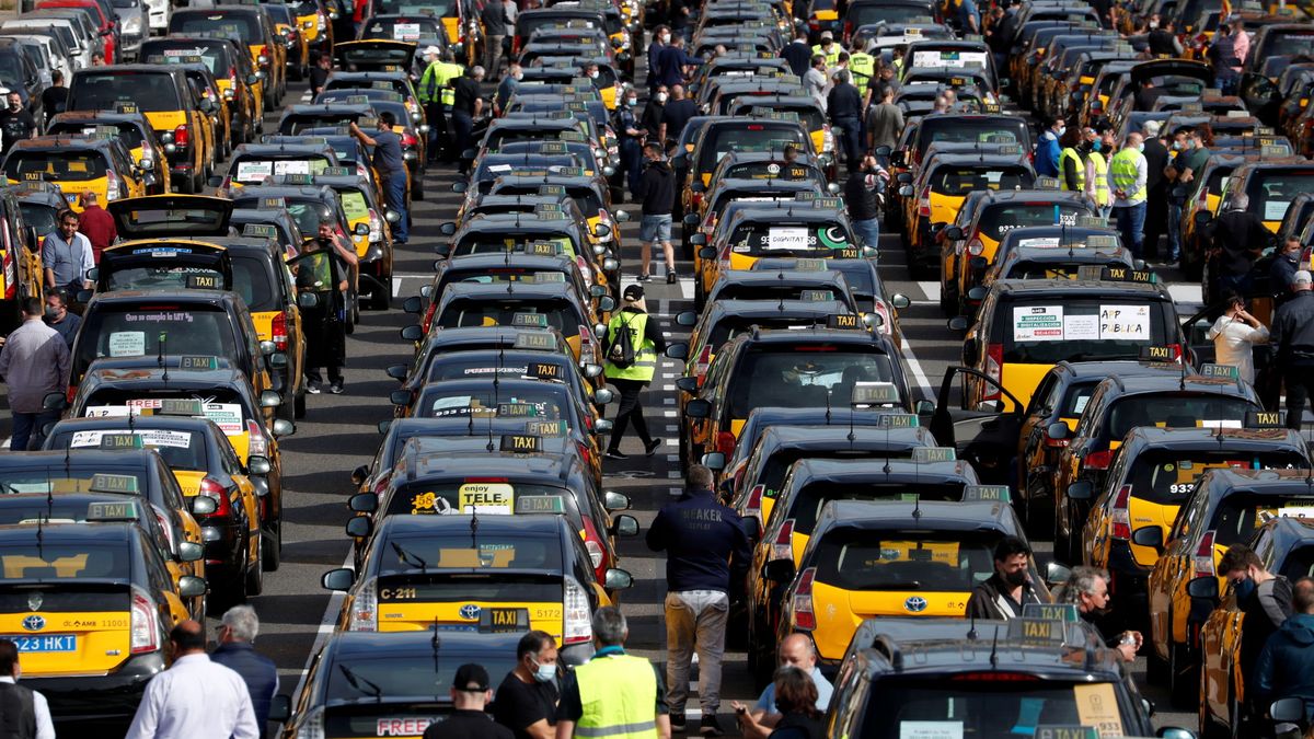 Bruselas "evaluará" si el decreto para proteger al taxi de Uber va contra el derecho comunitario