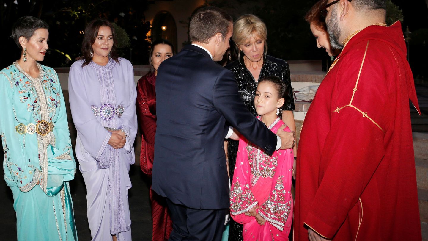 La princesa Lalla Khadija junto a sus padres saludando a Emmanuel Macron y Brigitte Trogneuxen 2017. (Reuters)