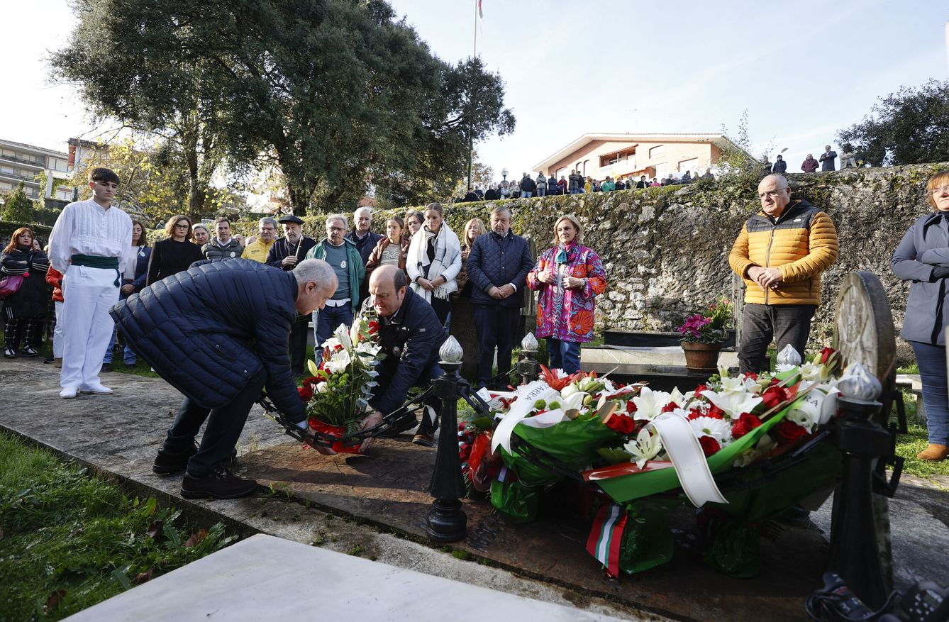El lendakari Iñigo Urkullu y el presidente del PNV, Andoni Ortuzar, depositan flores en la tumba de Sabino Arana. (EFE/Luis Tejido)