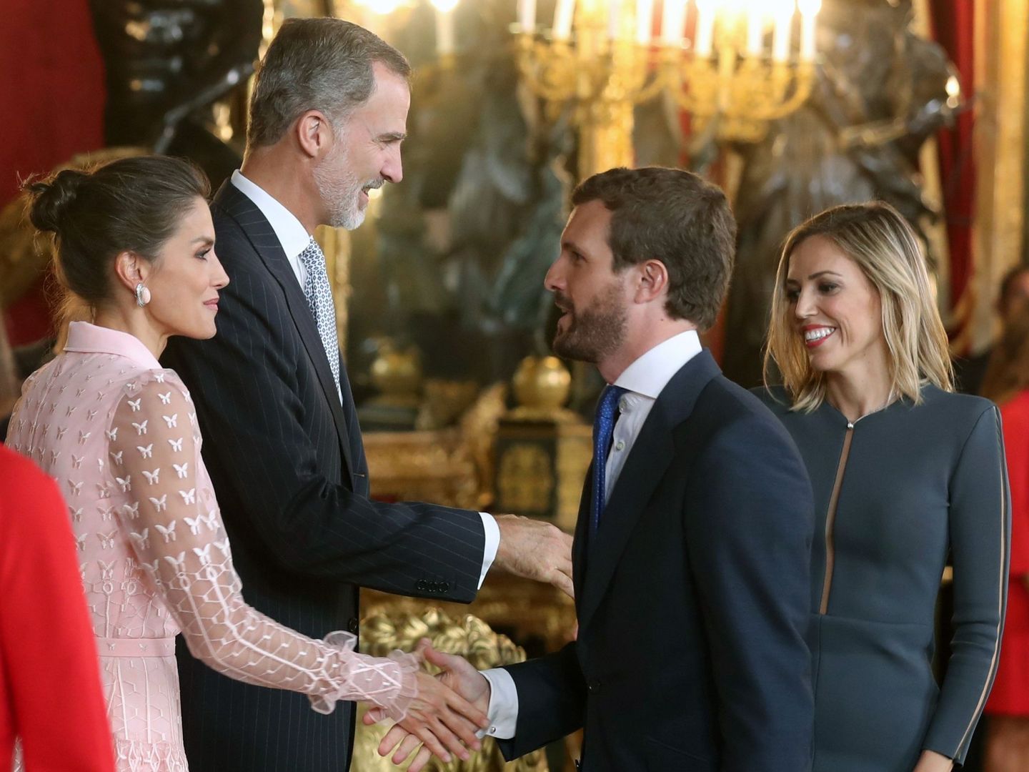 Los Reyes saludan a Pablo Casado y su mujer, Isabel Torres. (EFE)