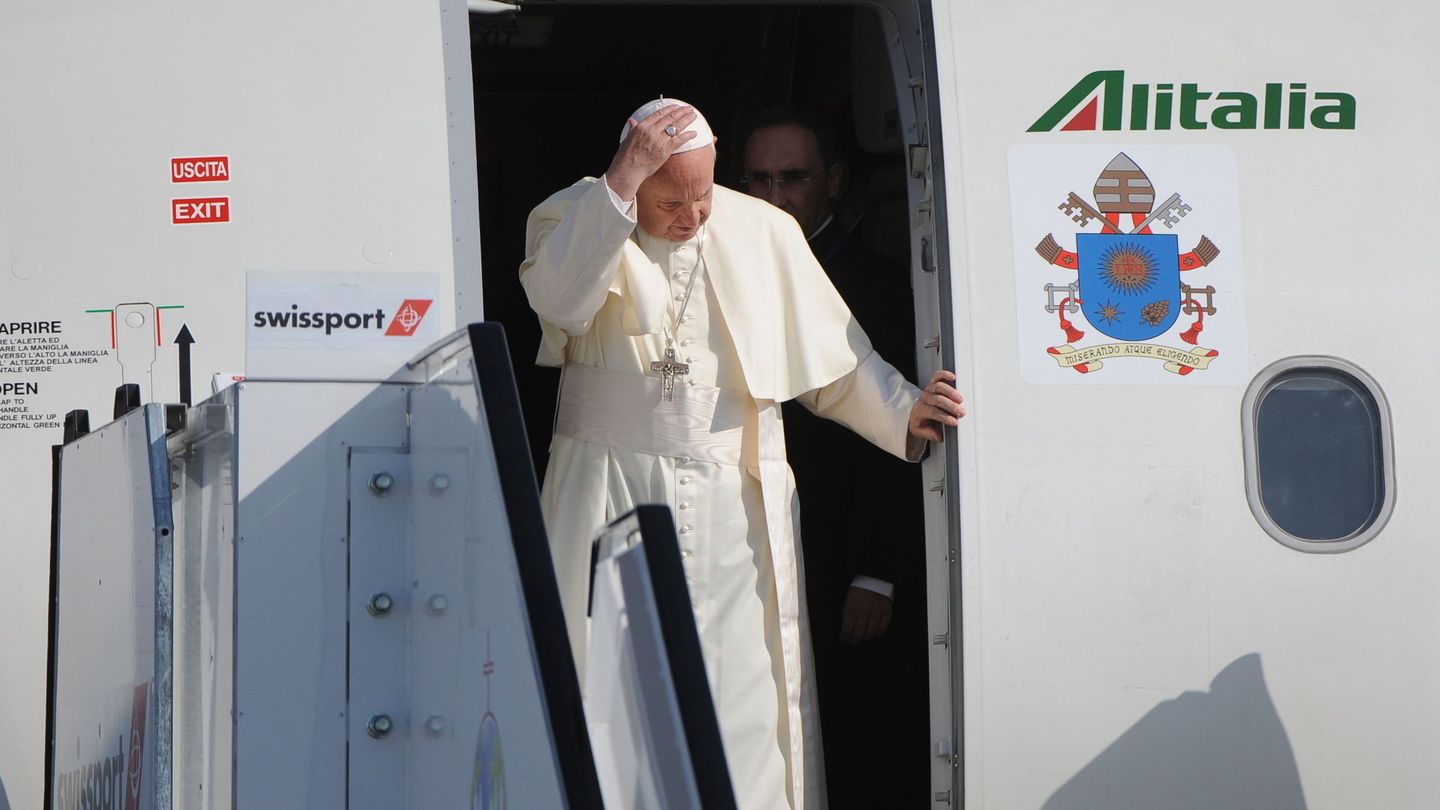 El papa Francisco desembarca del avión en Dublín. (EFE)
