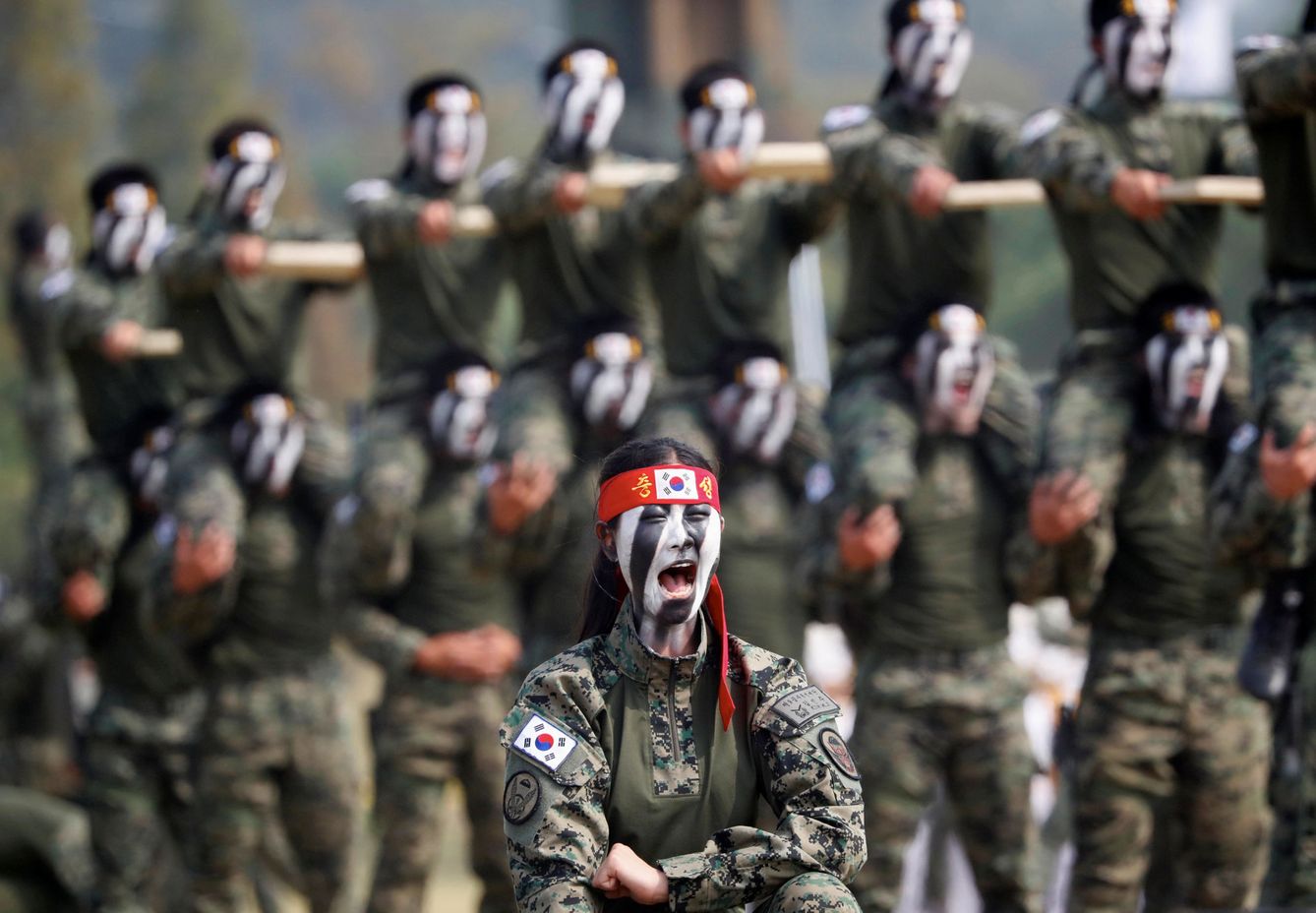 Miembros de las Fuerzas Especiales surcoreanas hacen una demostración de taekwondo en Pyeongtaek, el 25 de septiembre de 2017. (Reuters)