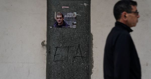 Foto: Un hombre camina frente a un póster de Ternera. (Reuters)