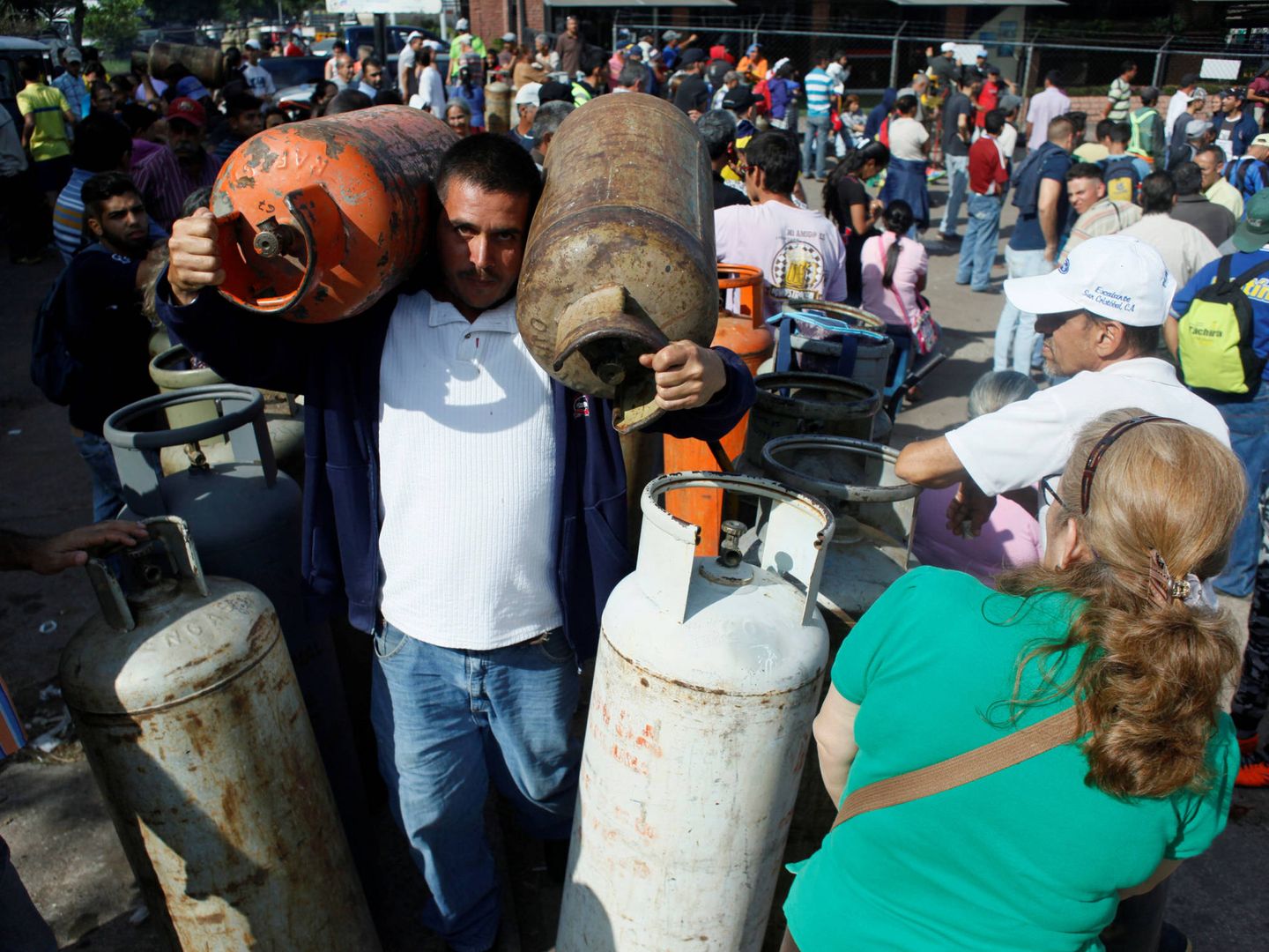 Venezolanos intentan comprar gas en un punto de distribución en San Cristobal, Venezuela. (Reuters)