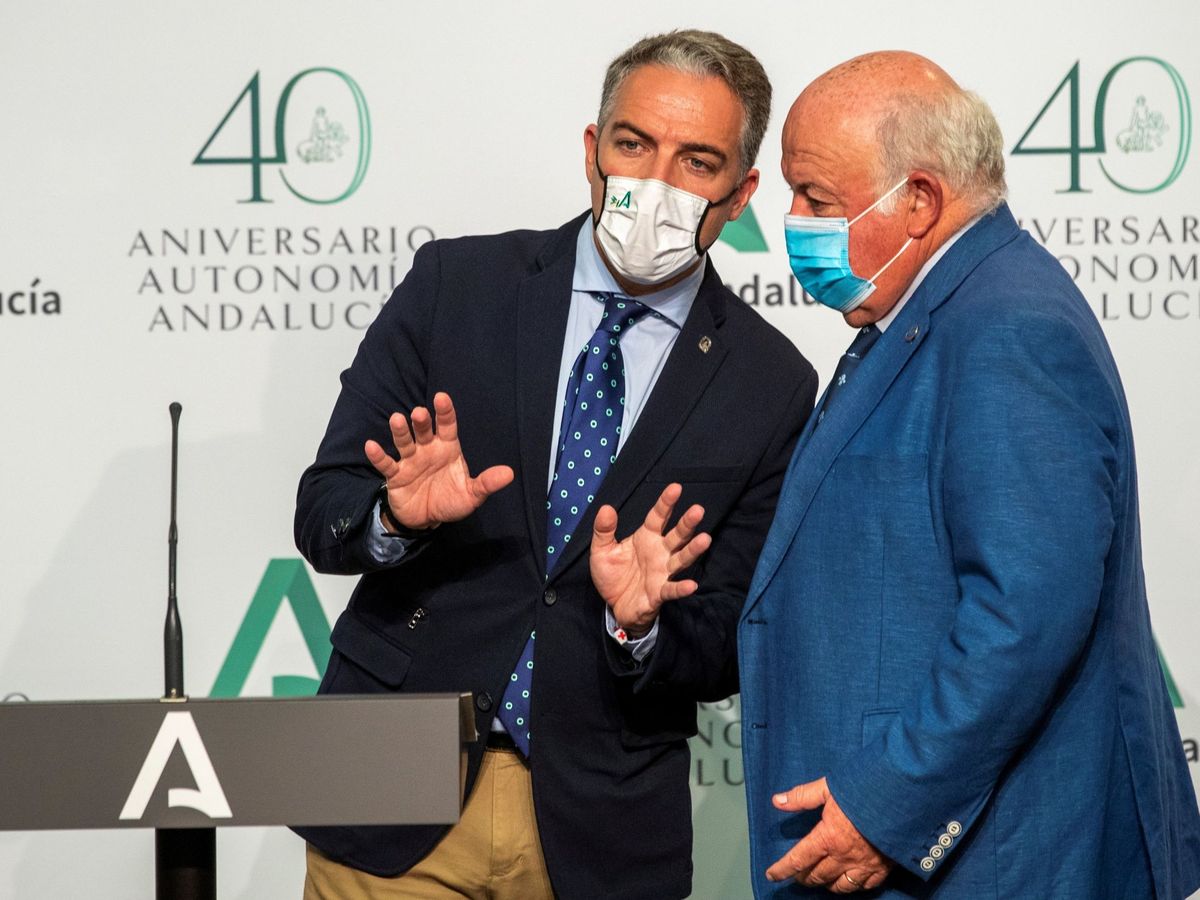 Foto: El consejero de Salud y Familias, Jesús Aguirre, y el consejero de la Presidencia y portavoz, Elías Bendodo (i). (EFE)