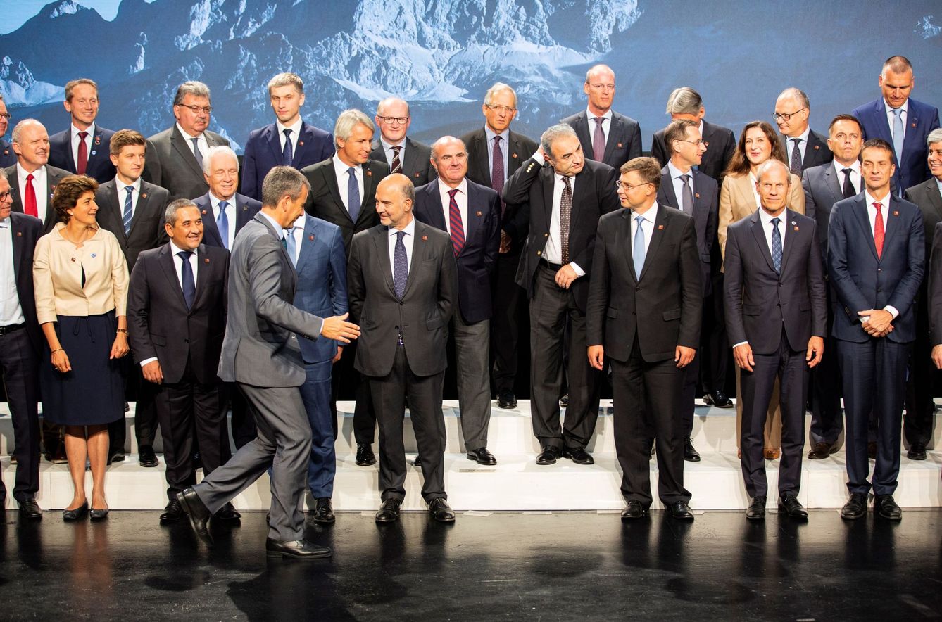 Foto de familia de ministros y responsables de la eurozona, tras la reunión informal en Viena. (EFE)