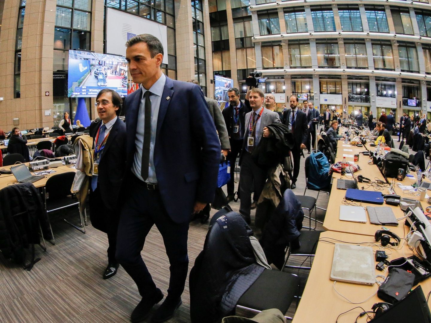 El presidente, Pedro Sánchez, se dirige a la rueda de prensa tras el Consejo Europeo del pasado 14 de diciembre en Bruselas. A su derecha, el secretario general de Asuntos Internacionales, Unión Europea, G20 y Seguridad Global, José Manuel Albares. (EFE)