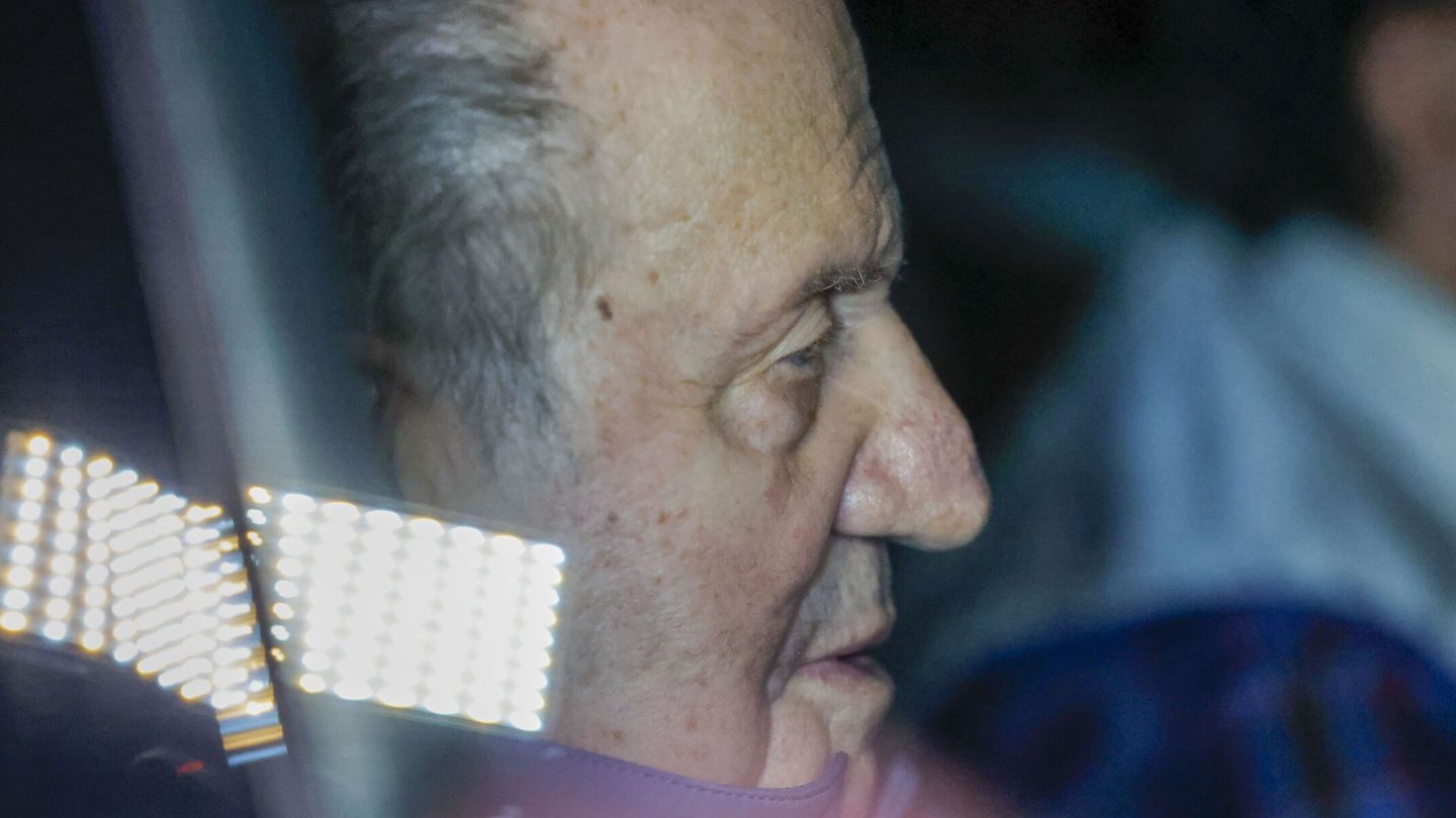 El rey Juan Carlos ha aterrizado este lunes en el aeropuerto de Vigo. (EFE/Salvador Sas)