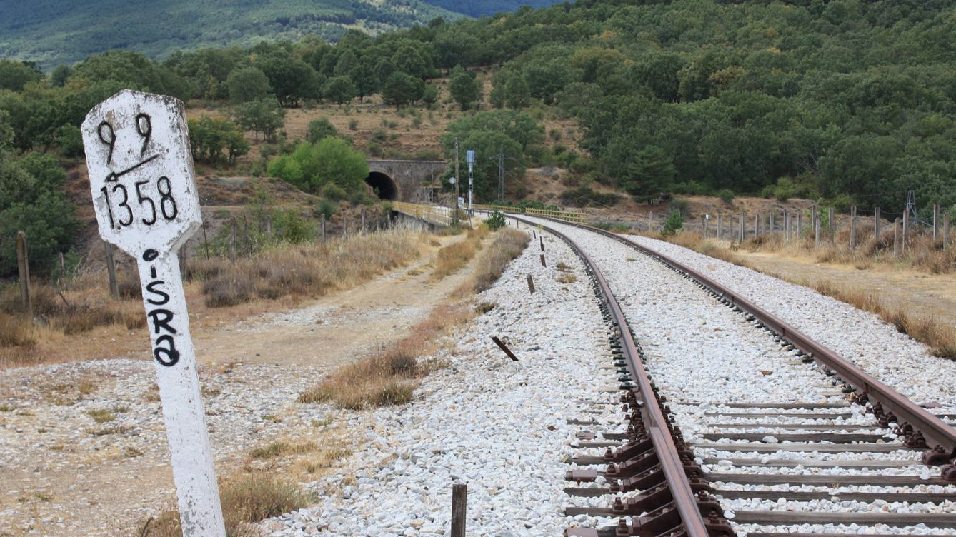 Foto: Vías fantasma cercanas a la estación abandonada de Gascones de Lozoya. (Alejandro Mata)