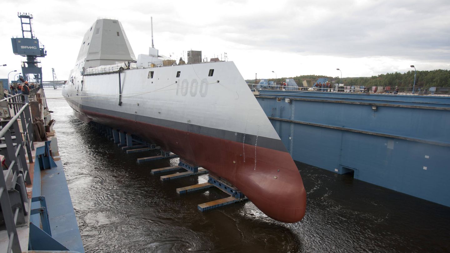 El USS Zumwalt, en el dique de los astilleros General Dynamics Bath Iron Works. (US Navy)