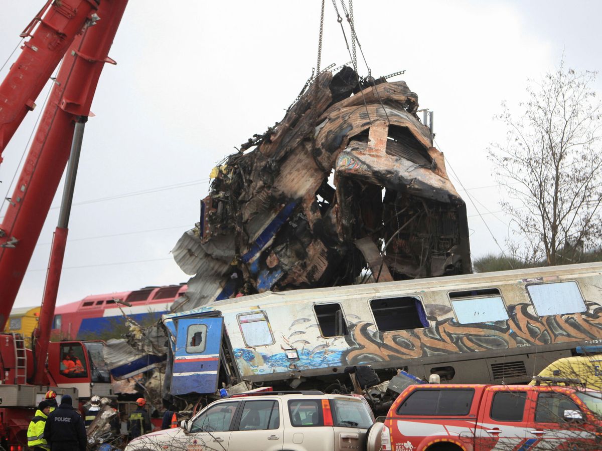 Foto: Imágenes del accidente de tren cerca de la ciudad griega de Larissa. Kostas Mantziaris / REUTERS