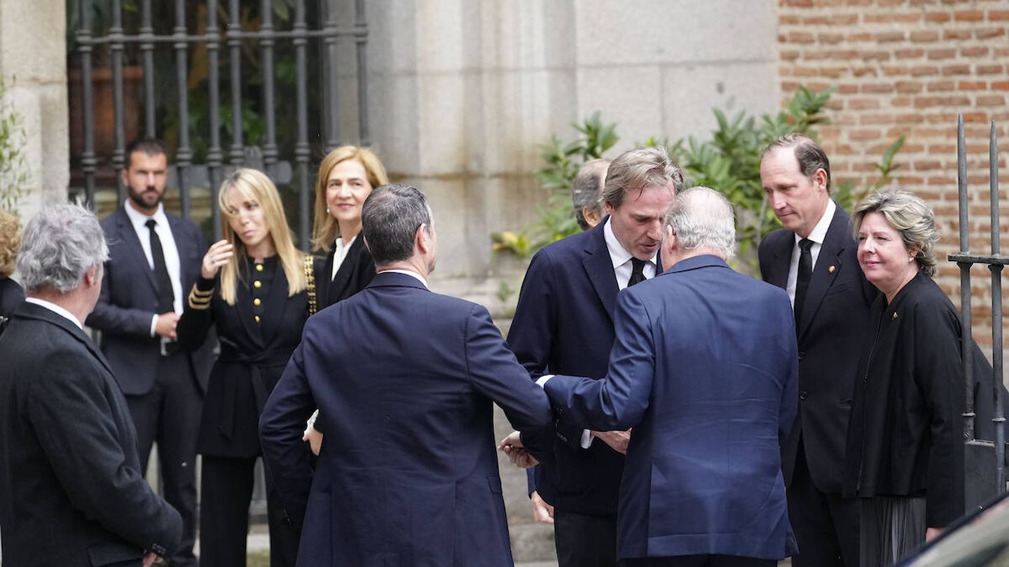 La infanta Cristina y el rey Juan Carlos a su llegada al funeral de Fernando Gómez-Acebo en Madrid. (LP)