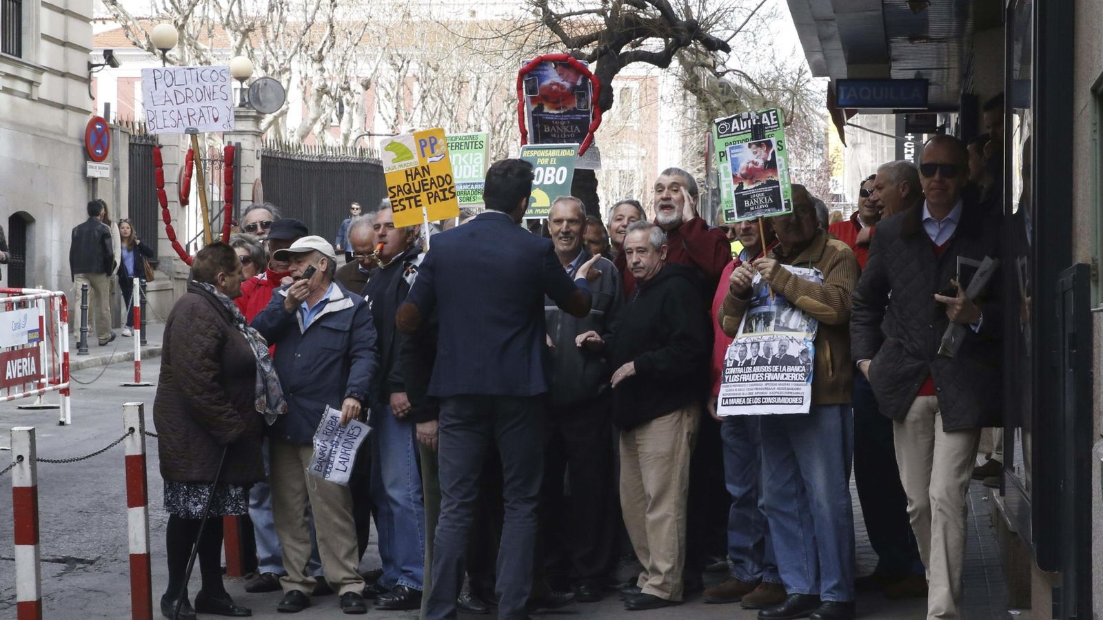 Foto: Afectados por las preferentes protestan ante la Audiencia Nacional por el uso de las tarjetas opacas de Caja Madrid. (EFE/Javier Lizón)