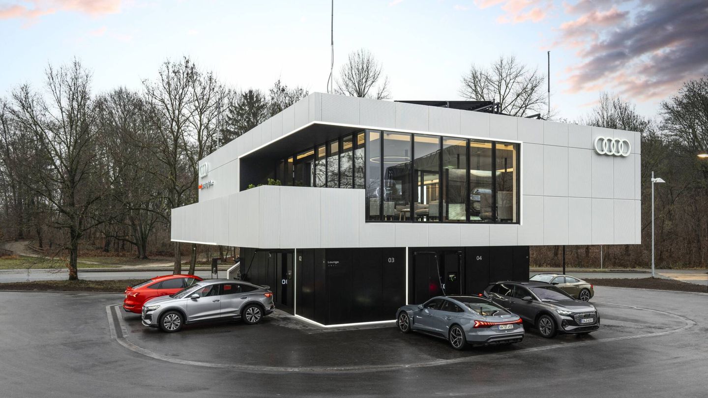 El primer centro Audi Charging Hub empezó a operar en diciembre en Núremberg.