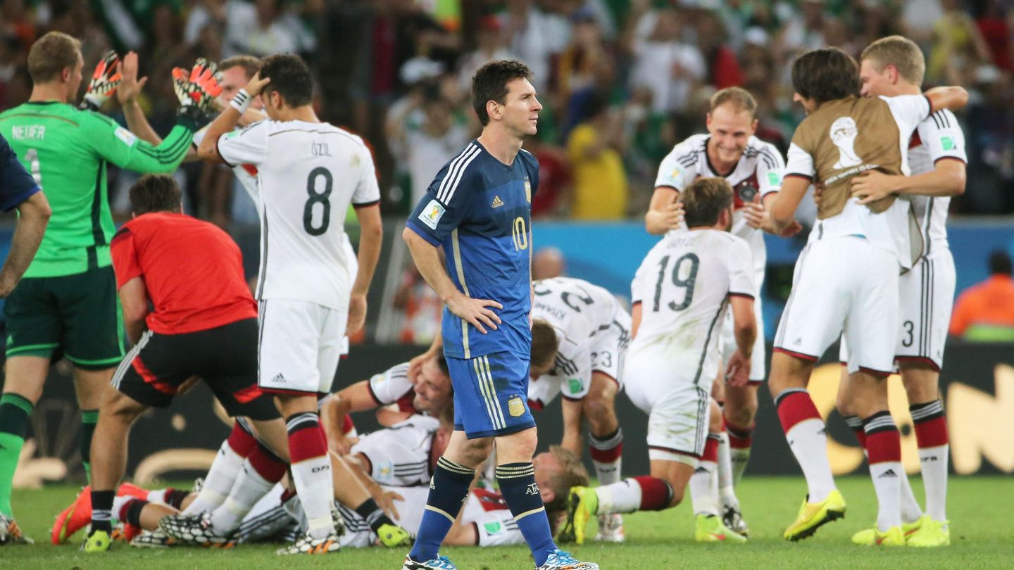 Leo Messi se lamenta mientras los alemanes celebran tras ganar la final del Mundial de 2014.