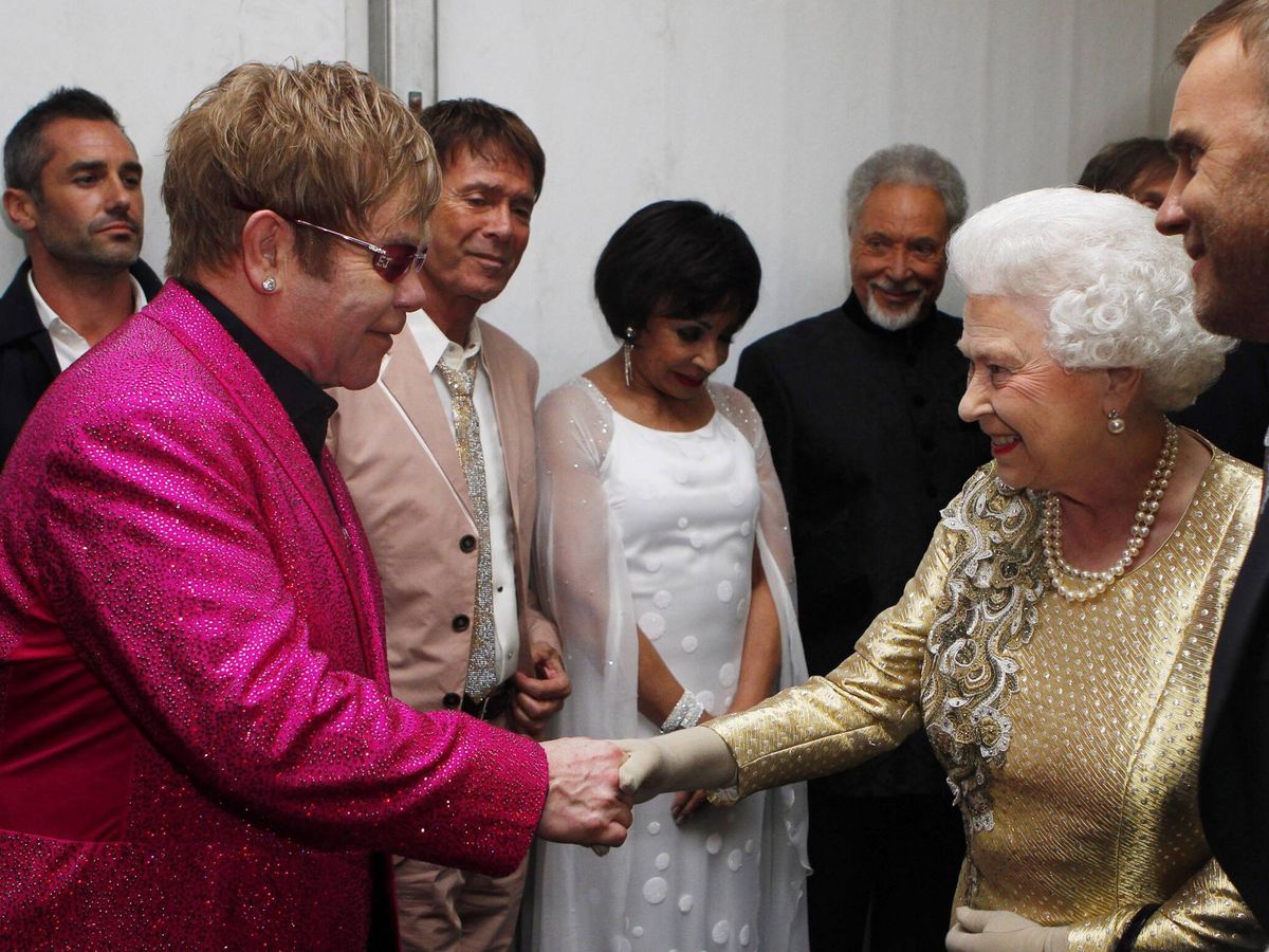 Foto:  Elton John saluda a Isabel II. (Getty/Dave Thompson)