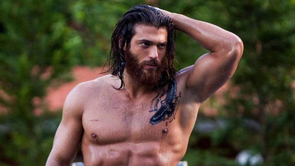 El guapo actor turco Can Yaman, más Aquaman que nunca, estrena look y serie