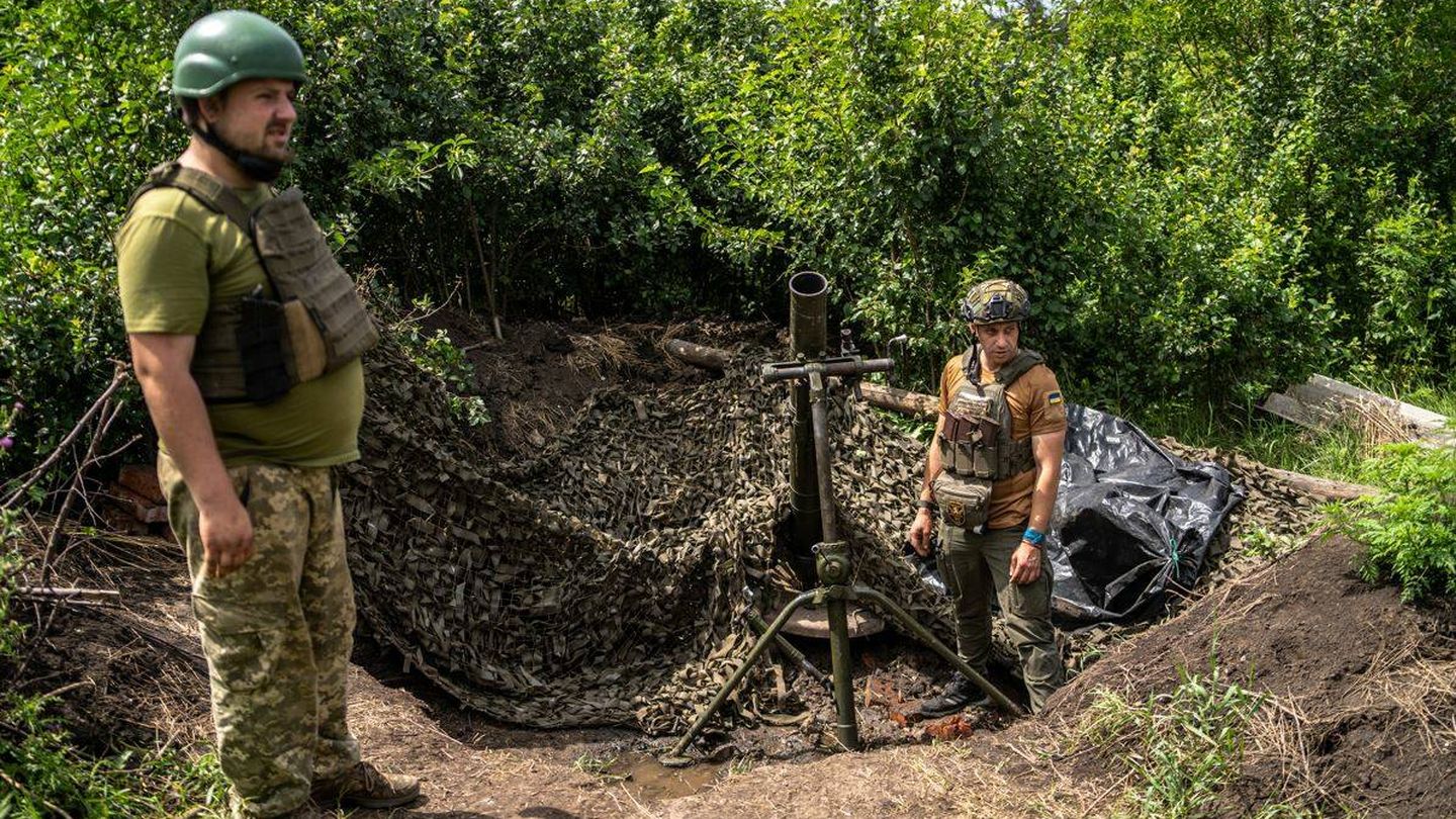 Soldados ucranianos desplegados en el Donbás disparan mortero (Fermín Torrano)