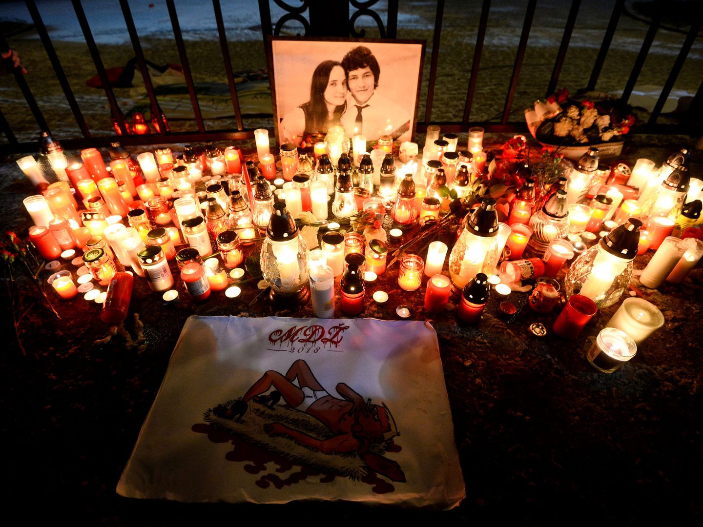 Homenaje a Jan Kuciak y su prometida, asesinados a sangre fría en su casa (REUTERS)
