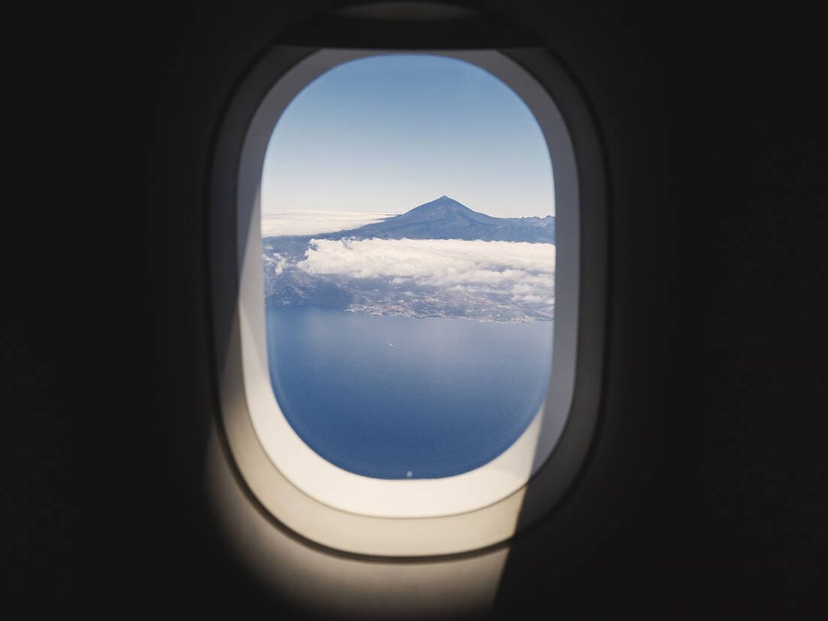 Foto: El Teide a través de la ventanilla de un avión. (iStock)