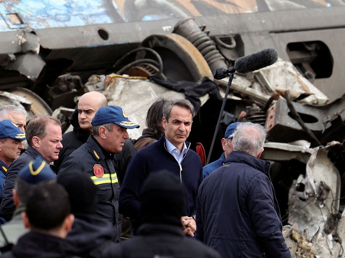 Foto: El primer ministro griego, Kyriakos Mitsotakis, visita el lugar del accidente. (Reuters/Alexandros Avramidis)