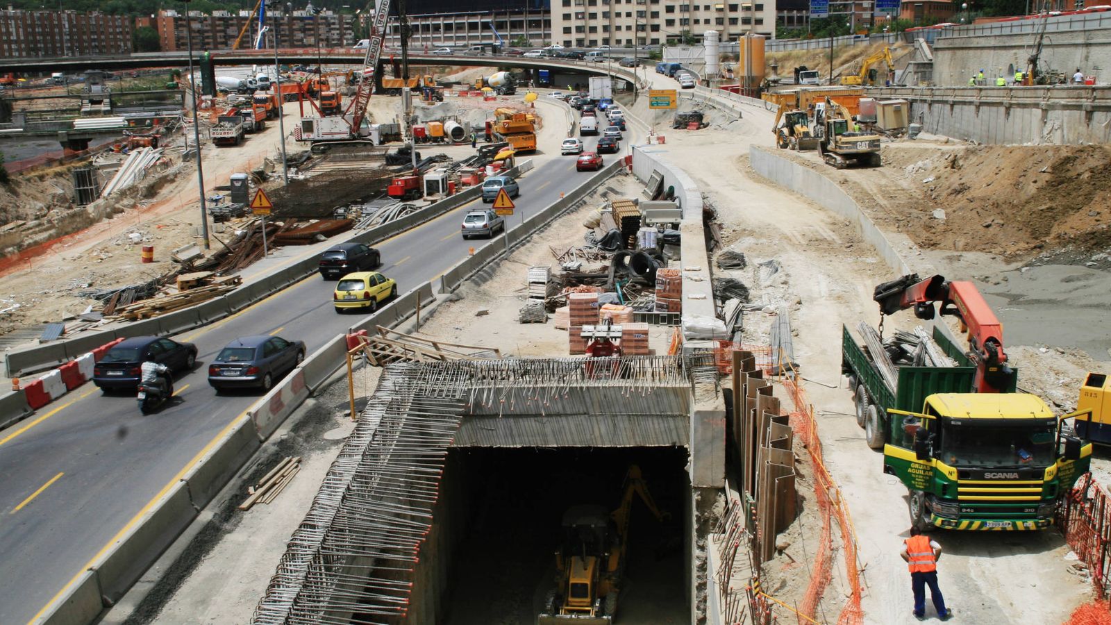 Foto: Imagen de archivo de 2006 de las obras de los túneles de la M-30 a la altura del estadio Vicente Calderón. (Reuters)