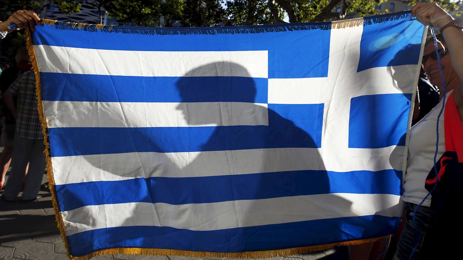 Foto: Una bandera griega durante una manifestación. (Reuters)