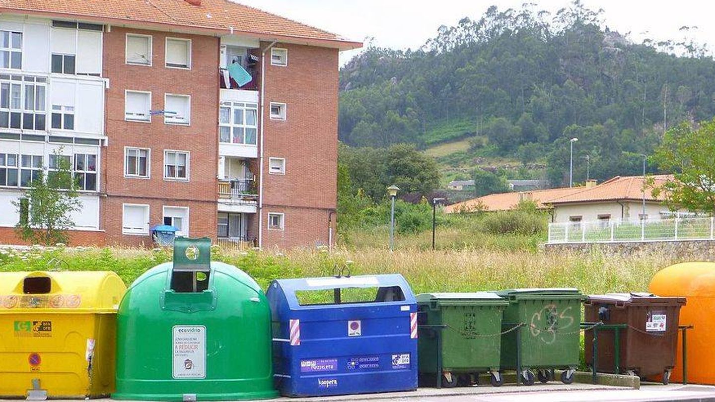Contenedores de reciclaje en Urduliz. (Zarateman-CC)