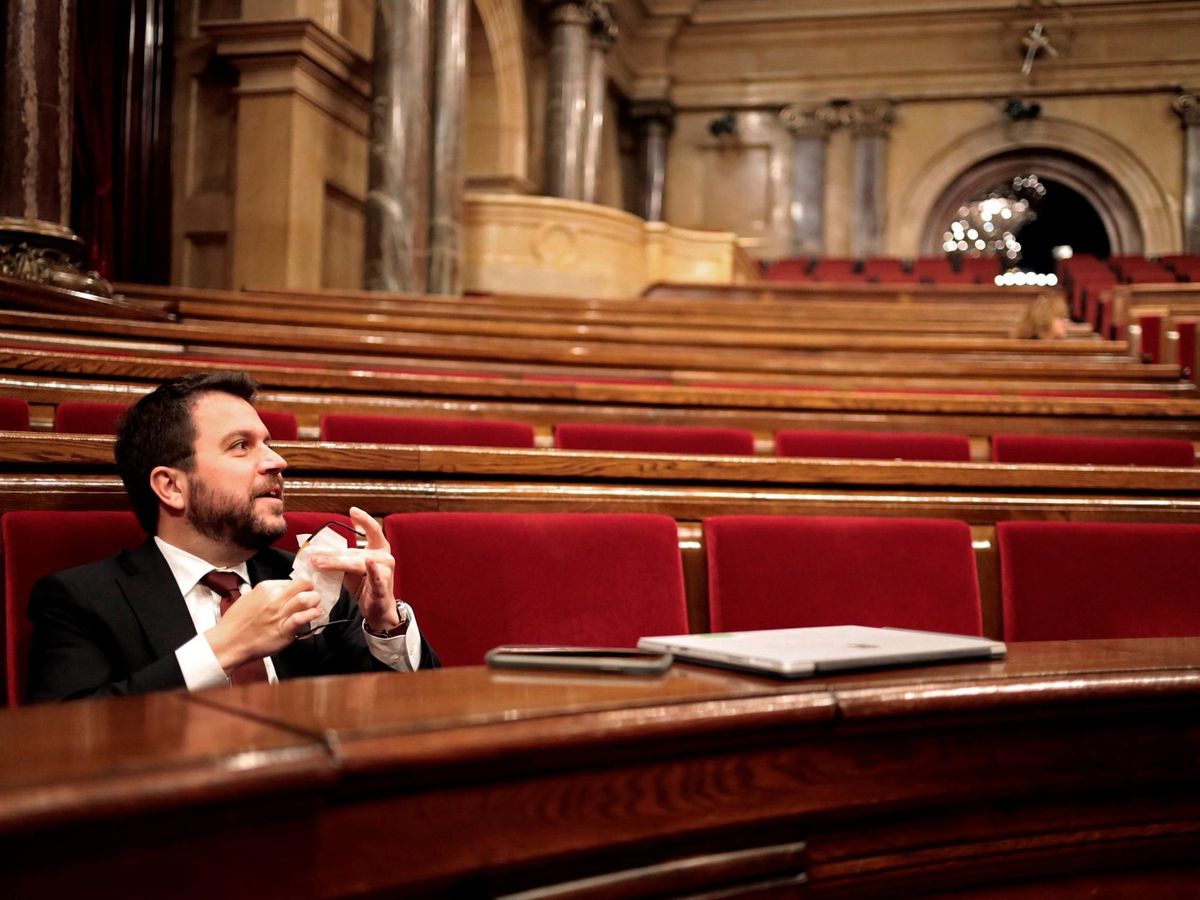 Foto: El 'conseller' de Economía y vicepresidente de la Generalitat, Pere Aragonés, durante el pleno de este viernes. (EFE)