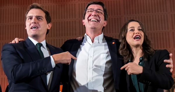 Foto: El candidato a la Junta de Andalucía por Ciudadanos, Juan Marín (C), junto a Albert Rivera e Inés Arrimadas. (EFE)