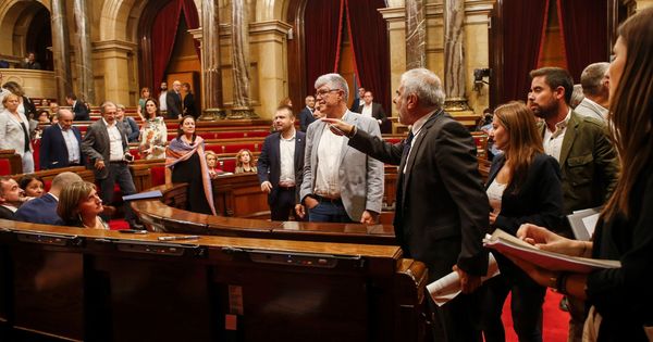 Foto: El diputado de Cs Carlos Carrizosa abandona el pleno tras ser expulsado y se dirige a la bancada independentista, este 26 de septiembre en el Parlament. (EFE)