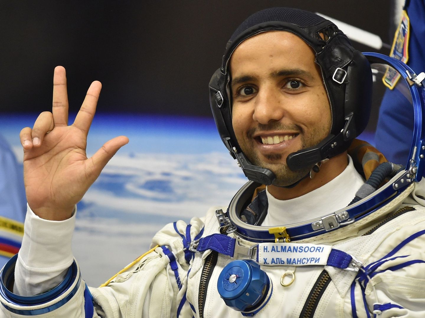 Hazza Al Mansouri, poco antes de subir al cohete ruso Soyuz, que lo llevará a la Estación Espacial Internacional (ISS). (EFE)