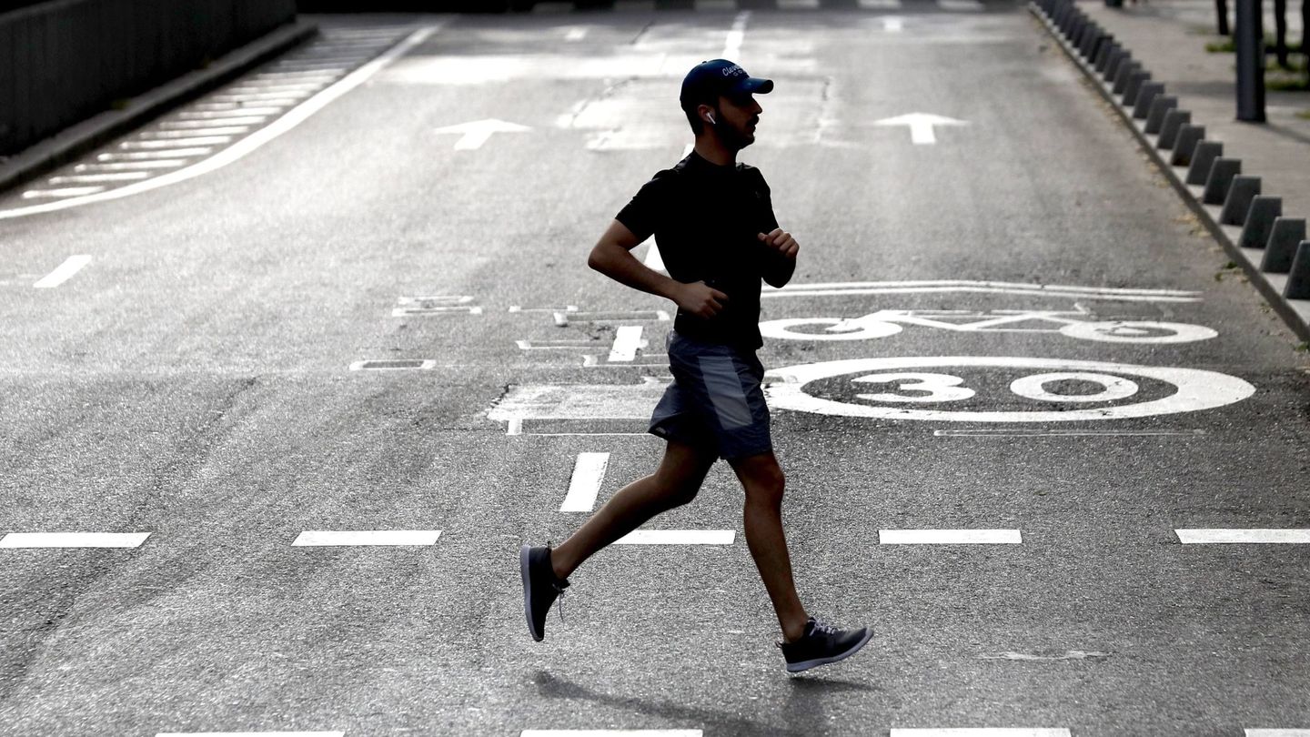 Una deportista en la calle de Juan Bravo en Madrid, este 9 de mayo en Madrid. (EFE)