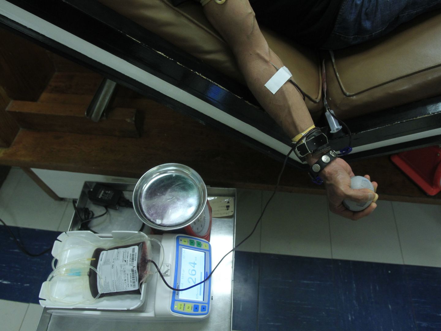 Un ciudadano dona sangre durante el día mundial del donante de sangre en Ciudad de México. (EFE)