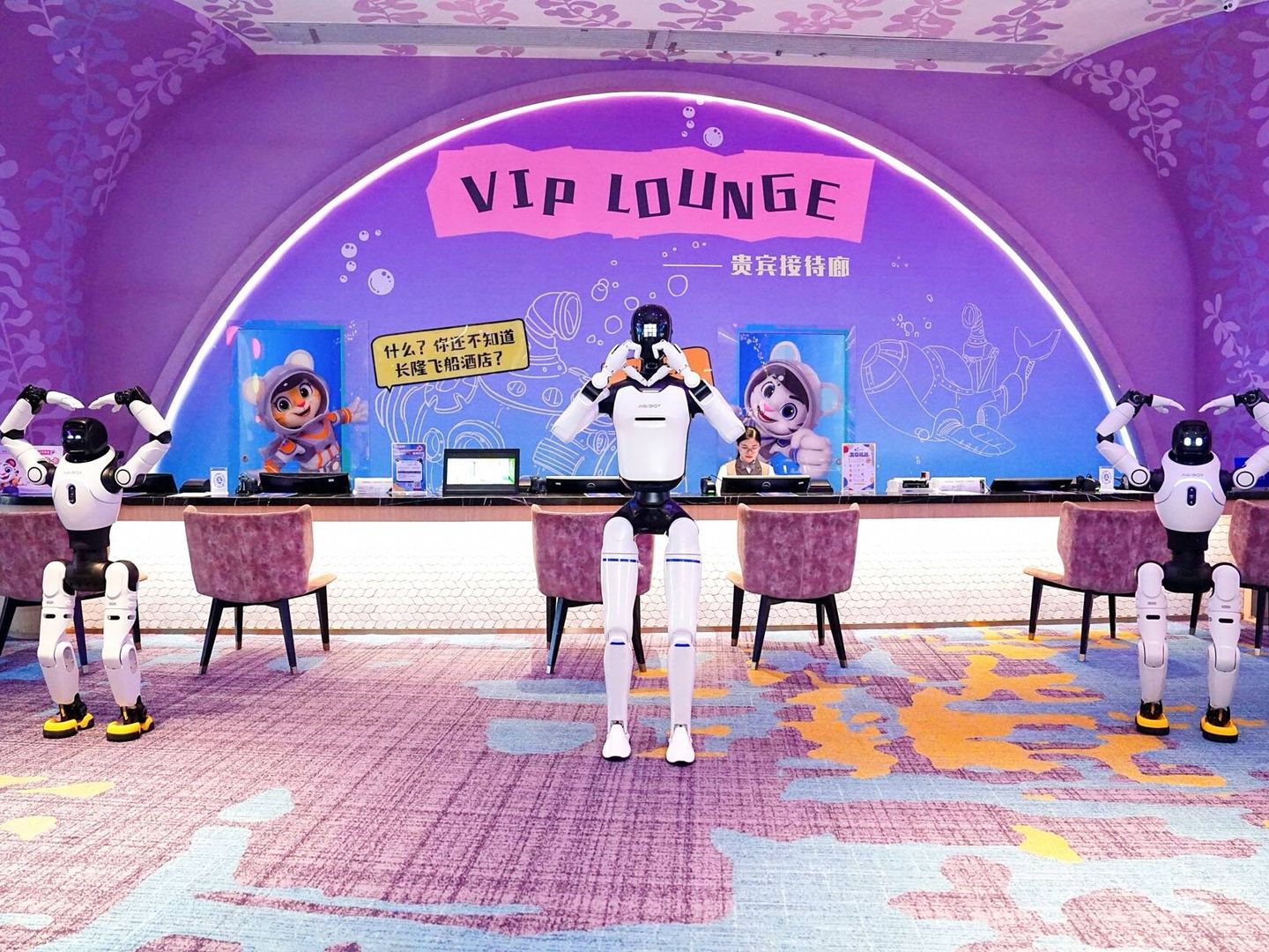 Uno de los anfitriones en la recepción VIP de un hotel del parque. (Cortesía de Agibot/Chimelong)