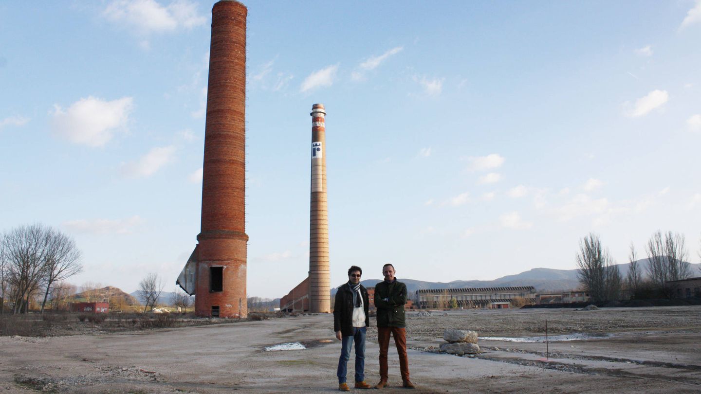 Roberto Martínez y Carlos Soleto, en los terrenos donde irá la terminal de contenedores. (R. M.)