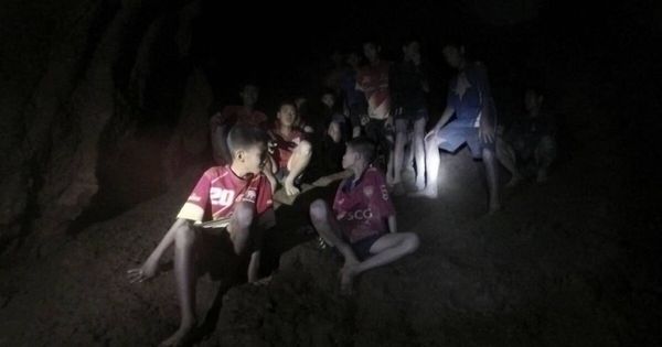 Foto: Los 12 escolares y su entrenador dentro de la cueva Tham Luang. (EFE)