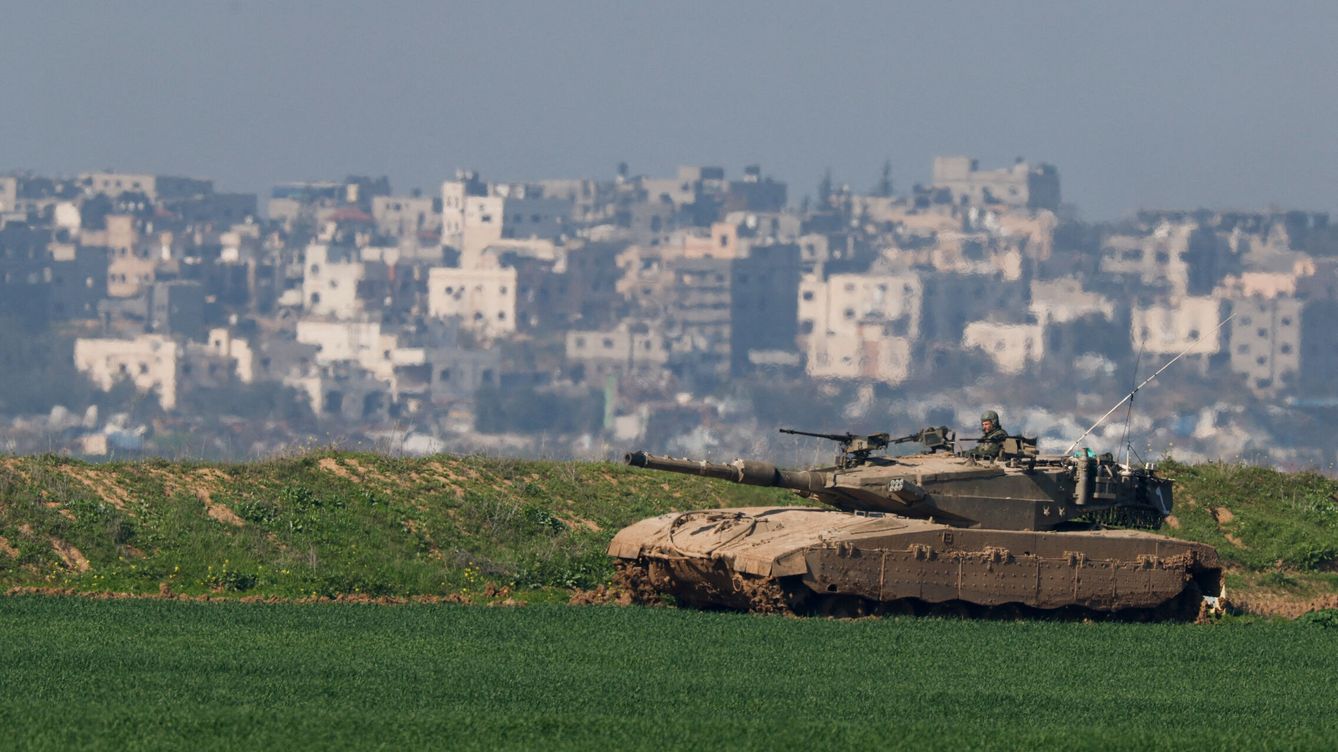 Foto: Un tanque israelí maniobra en la frontera norte de la Franja de Gaza. (Reuters/Amir Cohen)
