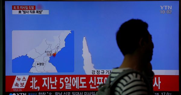 Foto: Una persona pasa frente a una pantalla en Seúl mientras se informaba sobre el fallido intento de lanzamiento del misil. (Reuters)