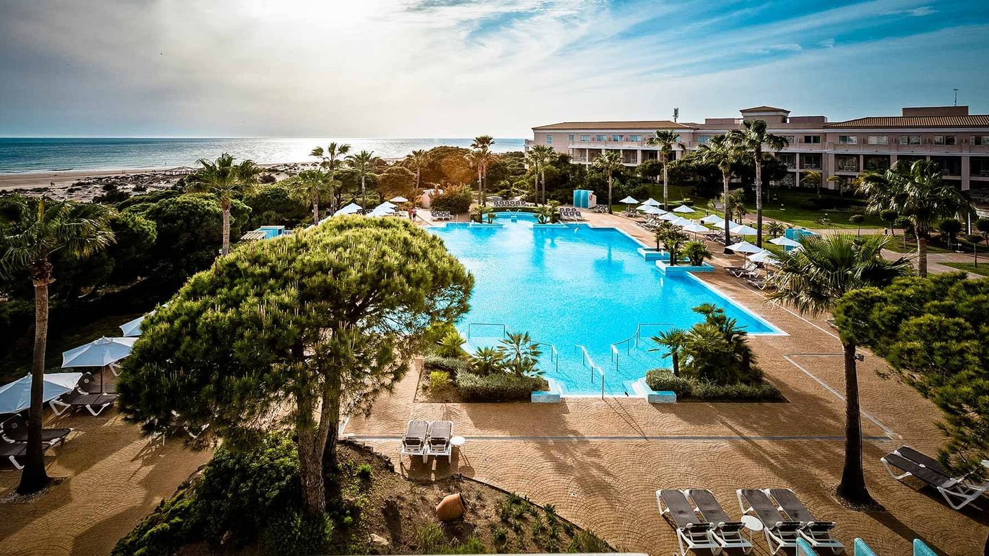 El hotel Valentín Sancti Petri y desde aquí a la playa de la Barrosa. (Cortesía)