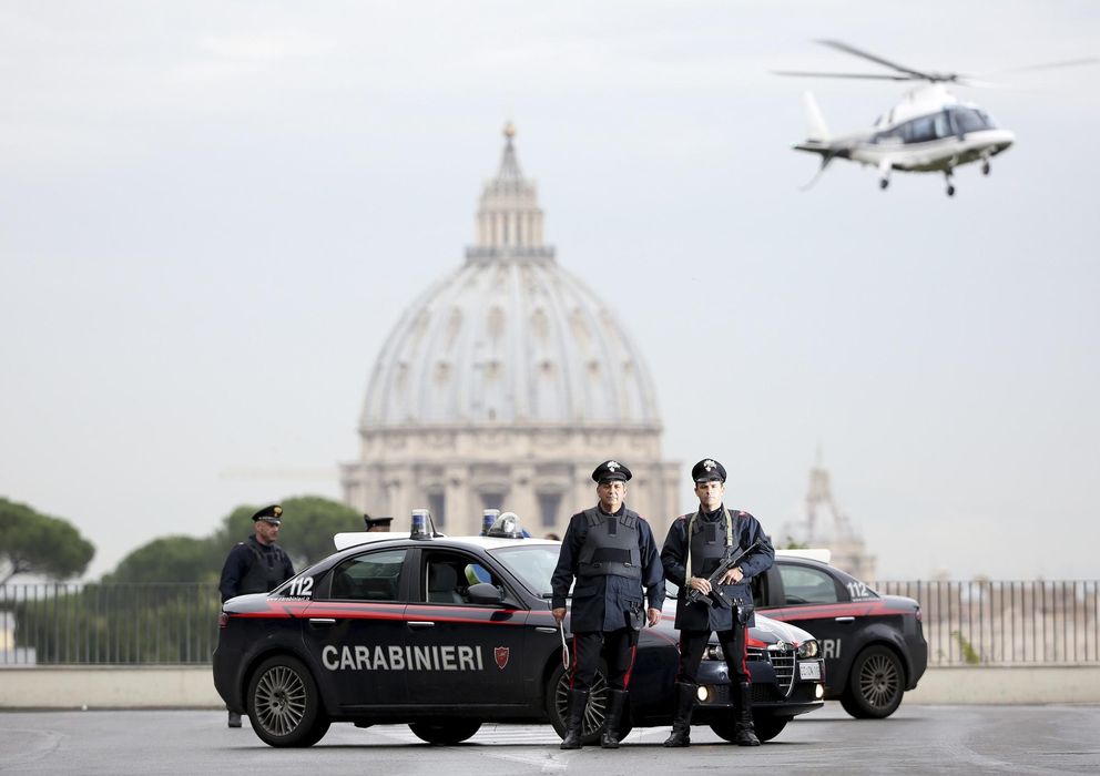 Foto: Dos Carabinieri italianos posan frente a la Basílica de San Pedro, en Roma (Reuters).